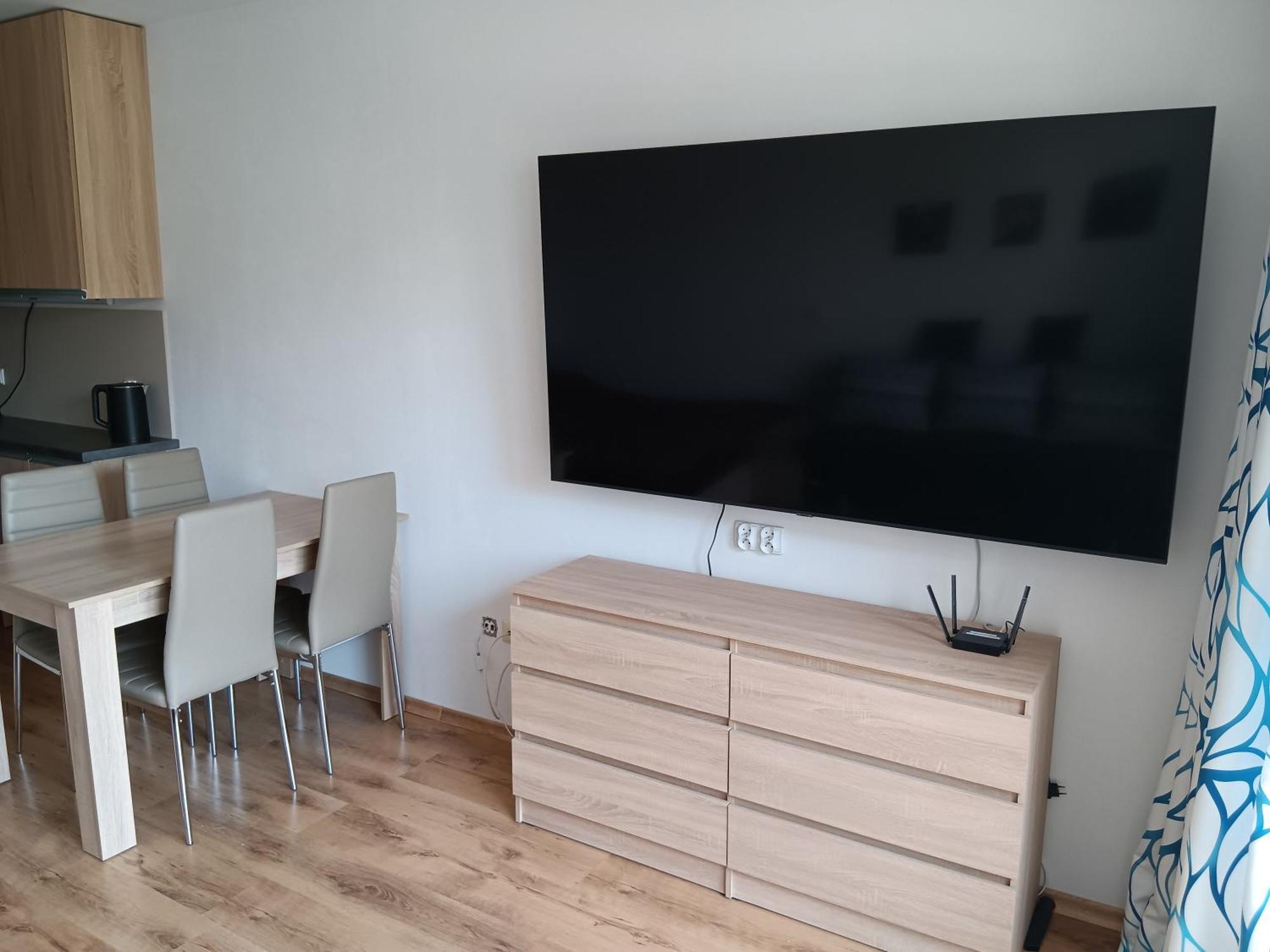 Royal Palm Studio, Święty Włas